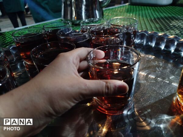 ‌گذری بر چایخانه فاطمه الزهرا در ششمین شب از مراسم عزاداری امام حسین در حسینیه امام خمینی 