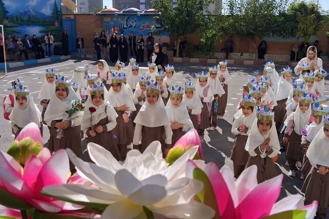 جشن شکوفه‌ها در دبستان بنی‌هاشمی شهرستان رباط‌کریم