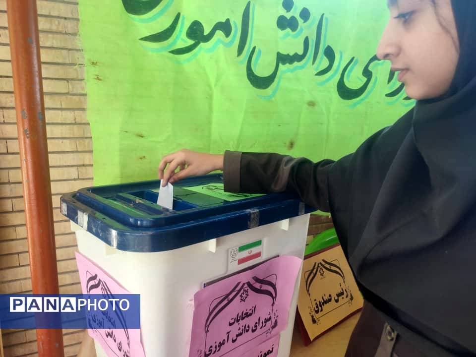 انتخابات شورای دانش‌آموزی در مدرسه نمونه دولتی عترت جاسک