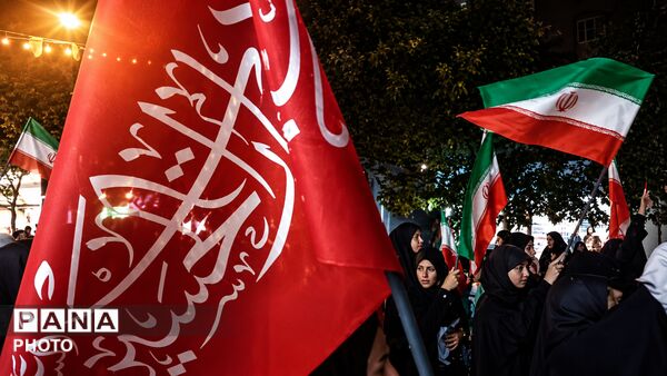 وداع باشکوه فرهنگیان، دانش‌آموزان و مردم منطقه ۱۷ با رهبر شهید ایران