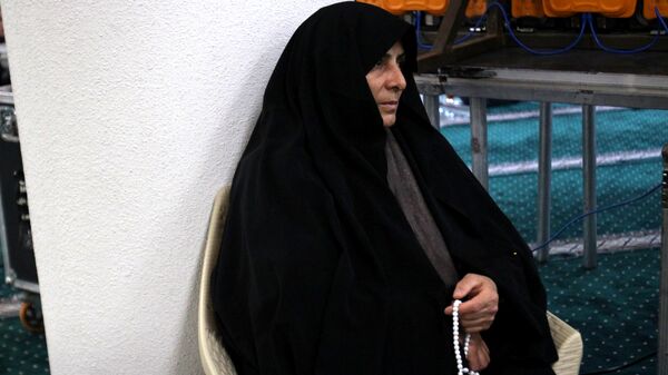 محفل قرآنی خانوادگی و افطاری ساده در مصلی خاتم‌الانبیا زنجان