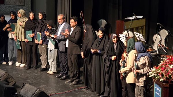 تقدیر و تجلیل از ستارگان درخشان هنرستان هنرهای زیبای اصفهان