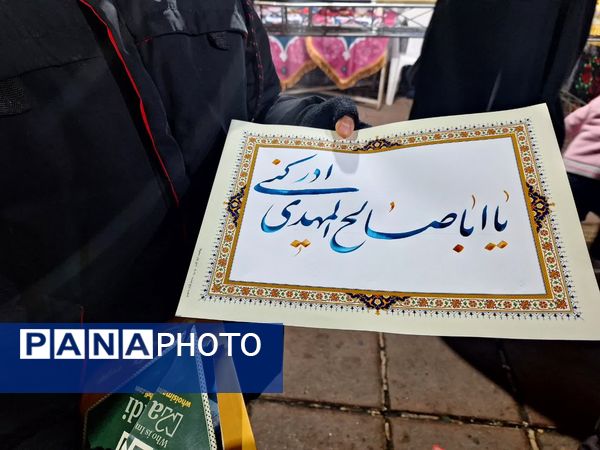 شادی مردم در کوچه وخیابان‌های مشهد در شب نیمه شعبان