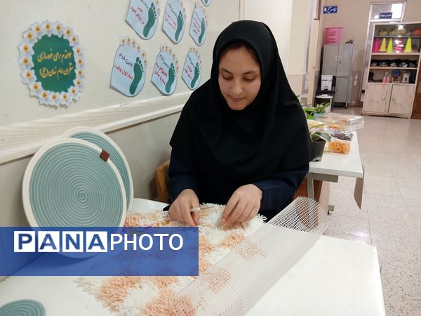 بازدید مدیر آموزش و پرورش کاشمر از نمایشگاه دبیرستان سما