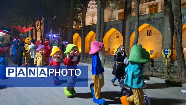 کارناوال عروسکی جشنواره فیلم‌های کودکان و نوجوانان در چهارباغ اصفهان 