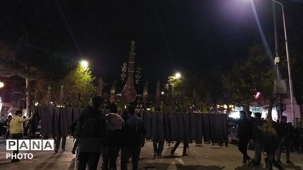 دسته عزاداری روستای اردمه در مراسم چهلم رهبر شهید و شهدای میناب در حسینیه امام 