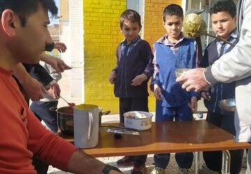 مراسم پخت آش انقلاب در دبستان یاسین 