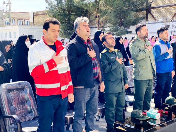 نواختن زنگ جشن نیکوکاری در دبستان زینب قهرمانی مه ولات