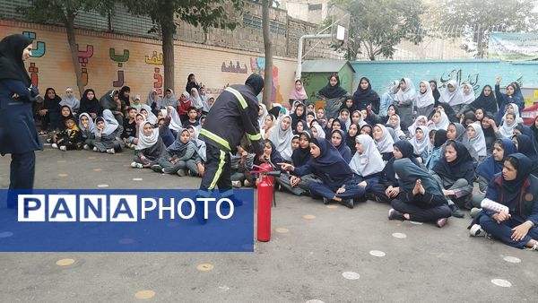برنامه آموزشی اطفا حریق در مدرسه مهندس رحمانی فرد مشهد