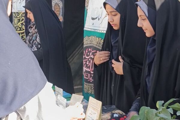 برپایی نمایشگاه "مادرم فاطمه" در دبیرستان مهر نیشابور