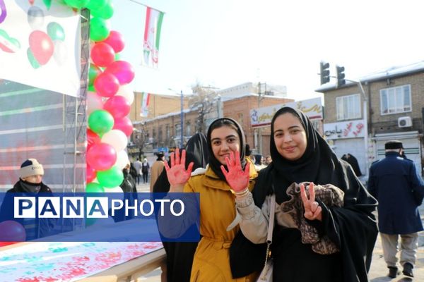 حضور گسترده کودکان و نوجوانان ارومیه‌ای در راهپیمایی ۲۲ بهمن