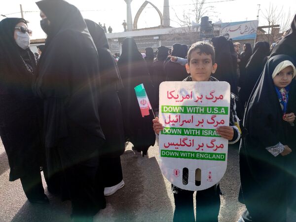 نسل آینده در راهپیمایی ۲۲ بهمن شهرستان کندر دیده شد