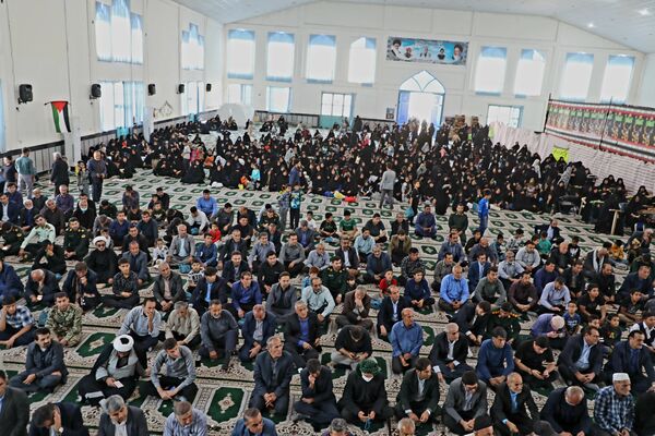استقبال باشکوه مردم لنده از شهدای گمنام
