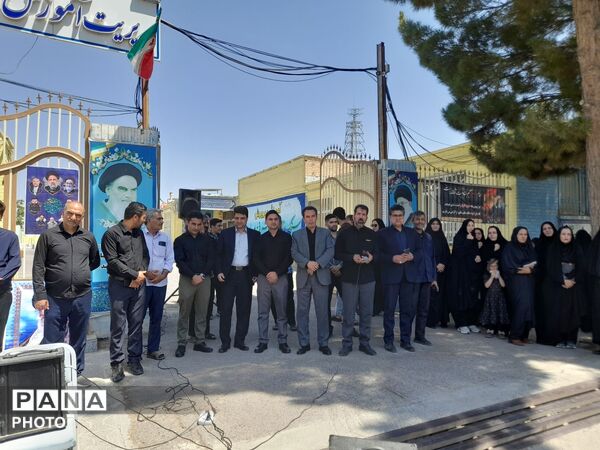  طنین فریاد استکبارستیزی دانش‌آموزان زاوه با اجرای سرود «باید برخاست»