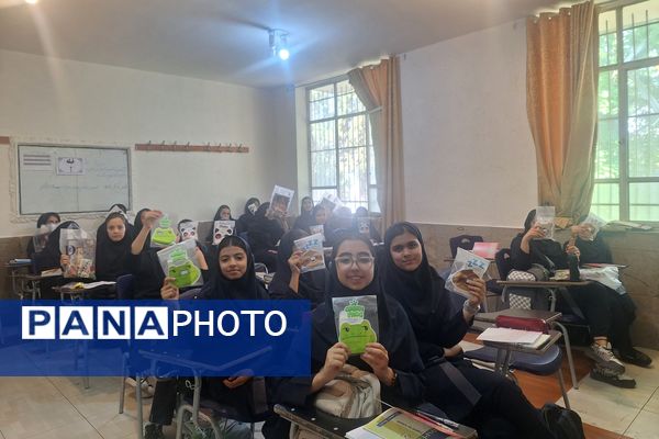 تقدیر از برگزیدگان مسابقات دانش‌آموزی در کلاس‌های درس