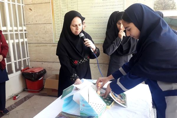 تقدیم هدایا به دانش‌آموزان دبیرستان تهذیب خرم‌آباد به مناسبت روز علم و توسعه