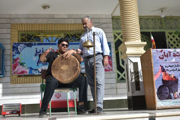 جشن روز دانش‌آموز در دبیرستان امام خمینی (ره) با حضور مسئولان، ورزشکاران و هنرمندان برگزار شد