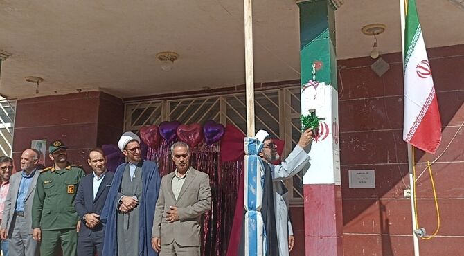 آغاز سال تحصیلی با نواختن زنگ مهر و ایثار در دبیرستان ام‌البنین