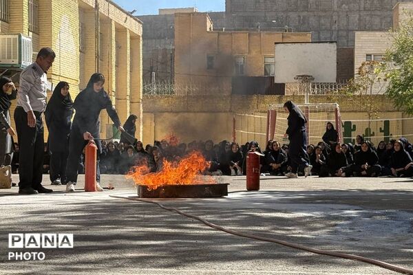 آموزش ایمنی و اطفای حریق به هنرجویان هنرستان هجرت ورامین
