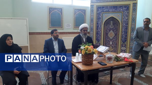 بازدید امام جمعه ملارد از نمایشگاه مشاغل هنرستان فنی و حرفه‌ای طوبی به مناسبت هفته سلامت و هفته معرفی مشاغل