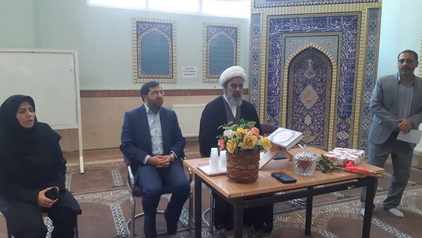 بازدید امام جمعه ملارد از نمایشگاه مشاغل هنرستان فنی و حرفه‌ای طوبی به مناسبت هفته سلامت و هفته معرفی مشاغل