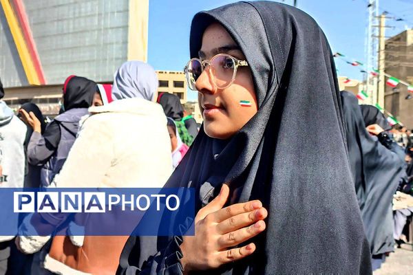 برگزاری مراسم راهپیمایی سیزده آبان با حضور دانش‌آموزان و مسئولین در ملارد