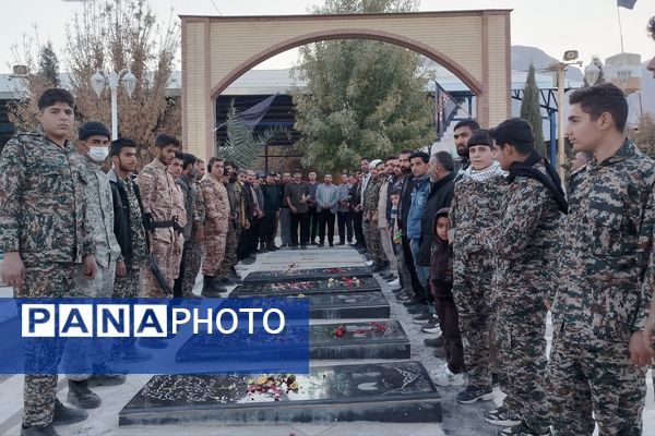 غبار روبی و عطرافشانی قبور مطهر شهدای روستای ظفرآباد