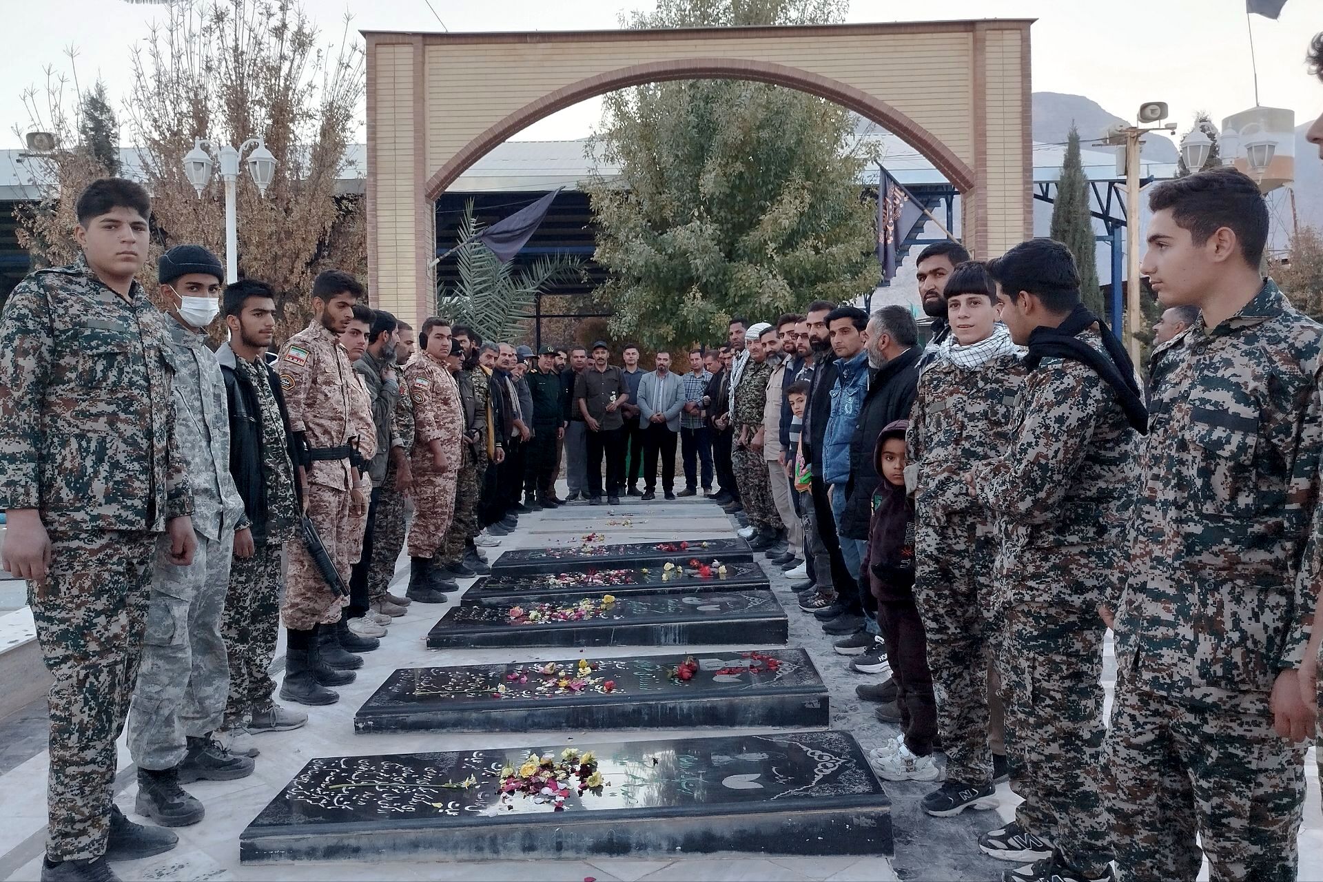 غبار روبی و عطرافشانی قبور مطهر شهدای روستای ظفرآباد