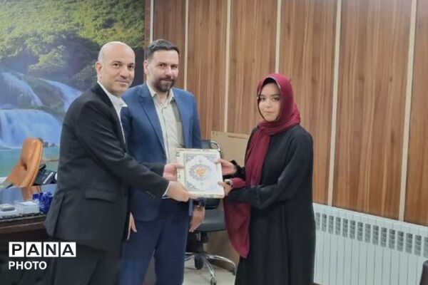 تقدیم قدردانی شهردار نسیم‌شهر از برگزیدگان پویش عکاسی «دلدادگان»
