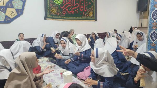 همدلی و معنویت در مراسم افطاری مدرسه حسین‌علی بابایی تهران