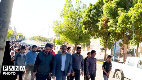پیاده روی مادر و دختری به مناسبت هفته سلامت در شهر سورشجان