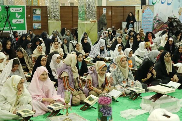 برگزاری محفل انس با قرآن کریم با حضور بیش از ۱۰۰۰ دانش‌آموز دختر روزه اولی در امامزاده بی بی سکینه