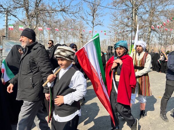 حضور دانش‌آموزان دبستان المهدی در راهپیمایی ۲۲ بهمن 