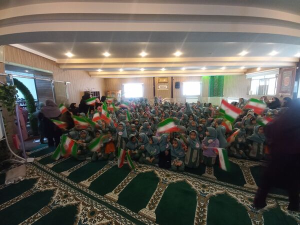 مراسم روز دانش آموز در دبستان دخترانه شاهد تحقیقی ناحیه ۶