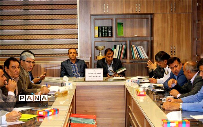 در سال تحصیلی 99-98 از تردد سرویس های دانش آموزی بدون برچسب و هولوگرام جلوگیری می شود