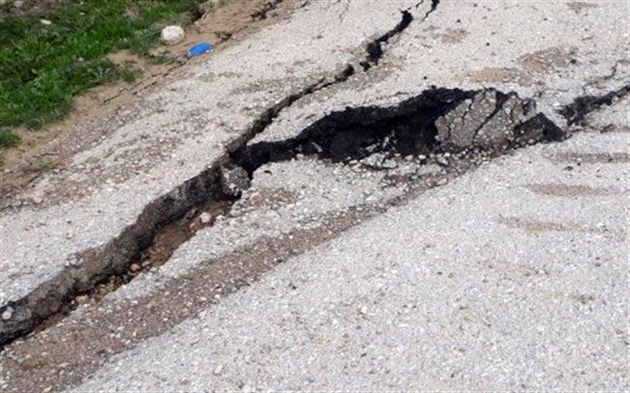 پل اصلی مسیر سیلاب در مرکز مهدی‌شهر دچار رانش شد