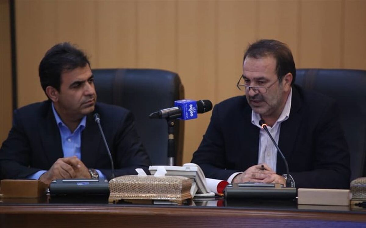 ایجاد تنوع در تولید و کاهش اتکا به بخش‌ کشاورزی با توسعه بخش صنعت و معدن