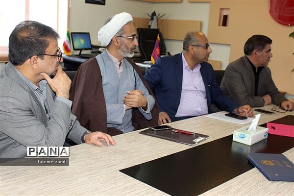 کارگروه فرم مدارس در کارخانه پشم بافی آسیا