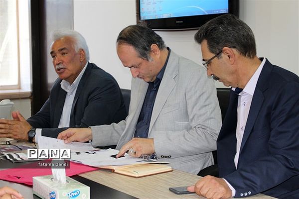 کارگروه فرم مدارس در کارخانه پشم بافی آسیا