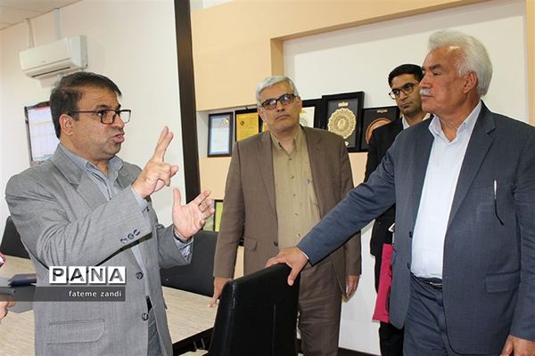 کارگروه فرم مدارس در کارخانه پشم بافی آسیا