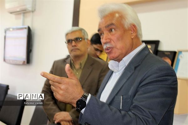 کارگروه فرم مدارس در کارخانه پشم بافی آسیا