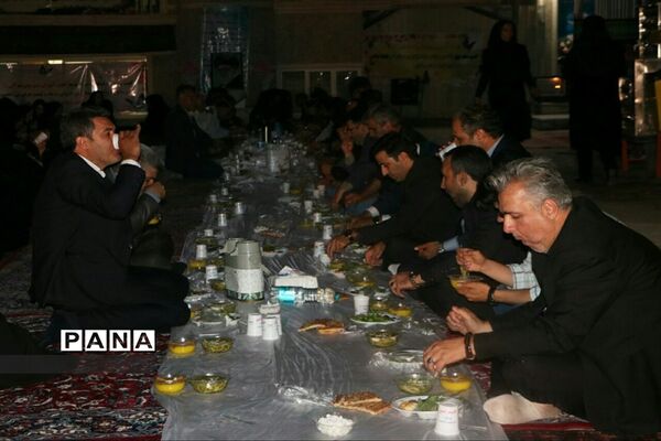 ضیافت افطاری در دبیرستان غیرانتفاعی مهرگان شهرقدس