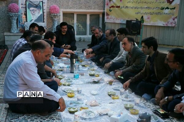 ضیافت افطاری در دبیرستان غیرانتفاعی مهرگان شهرقدس