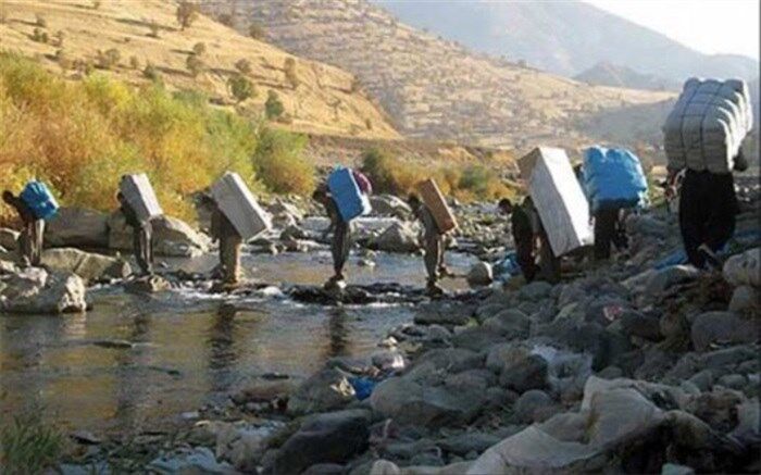 صفایی فراهانی با بیان اینکه تصمیمات سیاسی، اقتصاد کشور را زمین‌گیر کرده است
