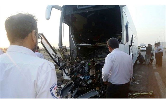 برخورد اتوبوس با تریلی در آزاد راه قم - کاشان ۲ کشته برجای گذاشت