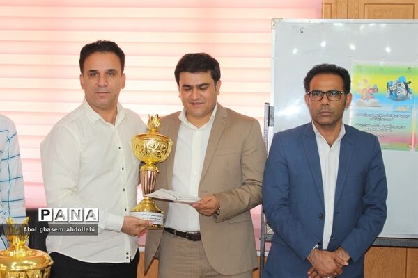 تجلیل از برگزیدگان مسابقات علمی تخصصی  و روش های برتر تدریس معلمان بوشهر-2