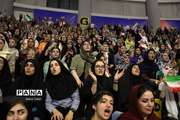 حضور بانوان ایرانی در بازی تیم ملی والیبال  ایران و کانادا