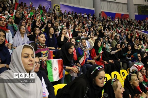 حضور بانوان ایرانی در بازی تیم ملی والیبال  ایران و کانادا