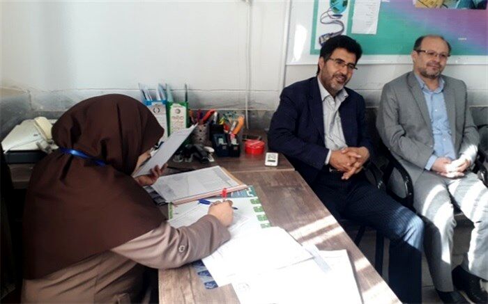 بازدید رئیس اداره ارزیابی عملکرد اداره کل آموزش و پرورش شهرستانهای تهران از حوزه برگزاری امتحانات نهایی شهر ری