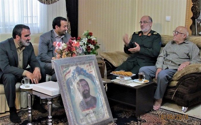 مدیرکل آموزش و پرورش در معیت فرمانده سپاه روح الله استان، با خانواده 2 تن از شهدای فرهنگی دیدار کردند